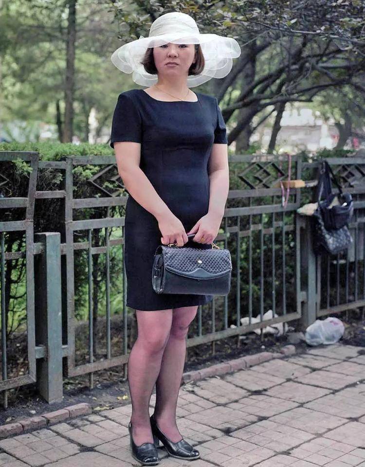 中国大妈,一定要杜绝:裙上膝,丝巾配碎花,这样穿才美得更优雅_裙子