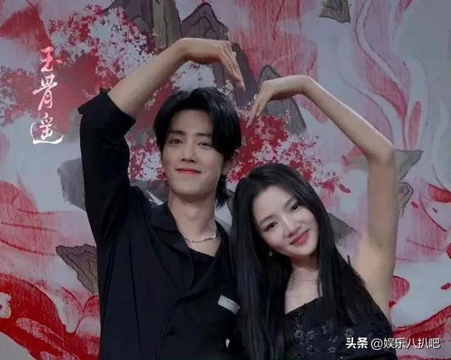 玉骨遥男女主同框营业,肖战笑起来真帅,俩人互动甜的溢出屏幕_剧情