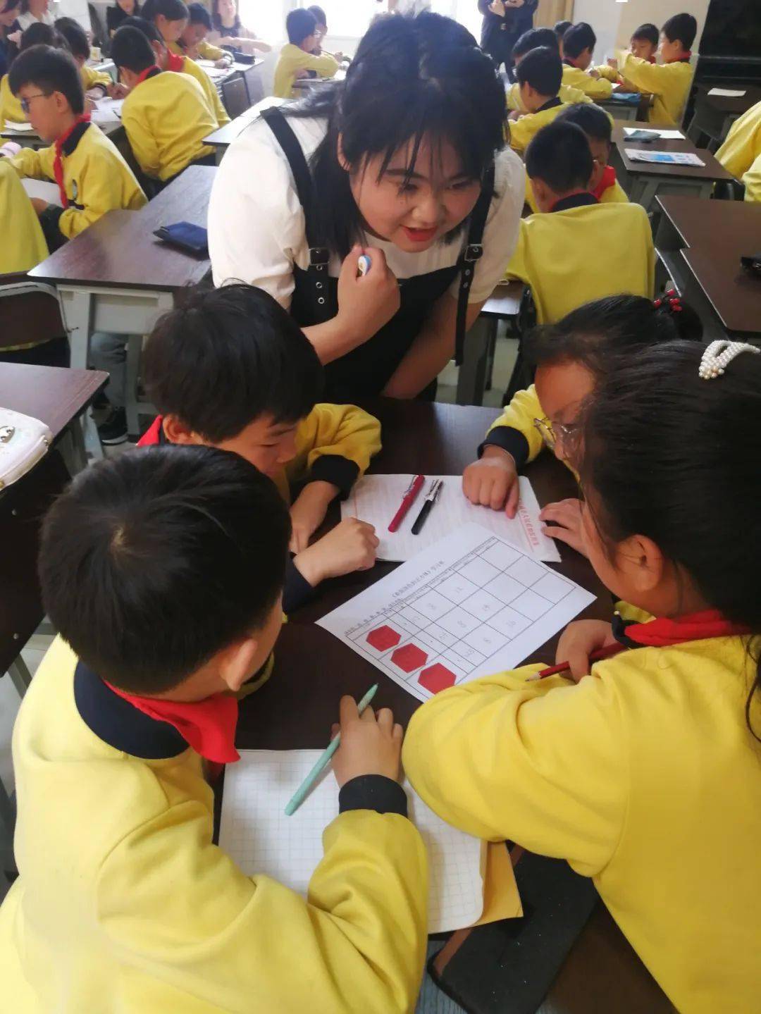 孙俊芳丰华一小座右铭:用书籍滋润自己的心灵,把爱心