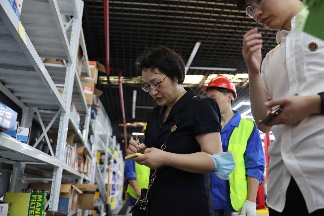 记者直击法官夏日执行一线_控制_沈怡明_徐汇区