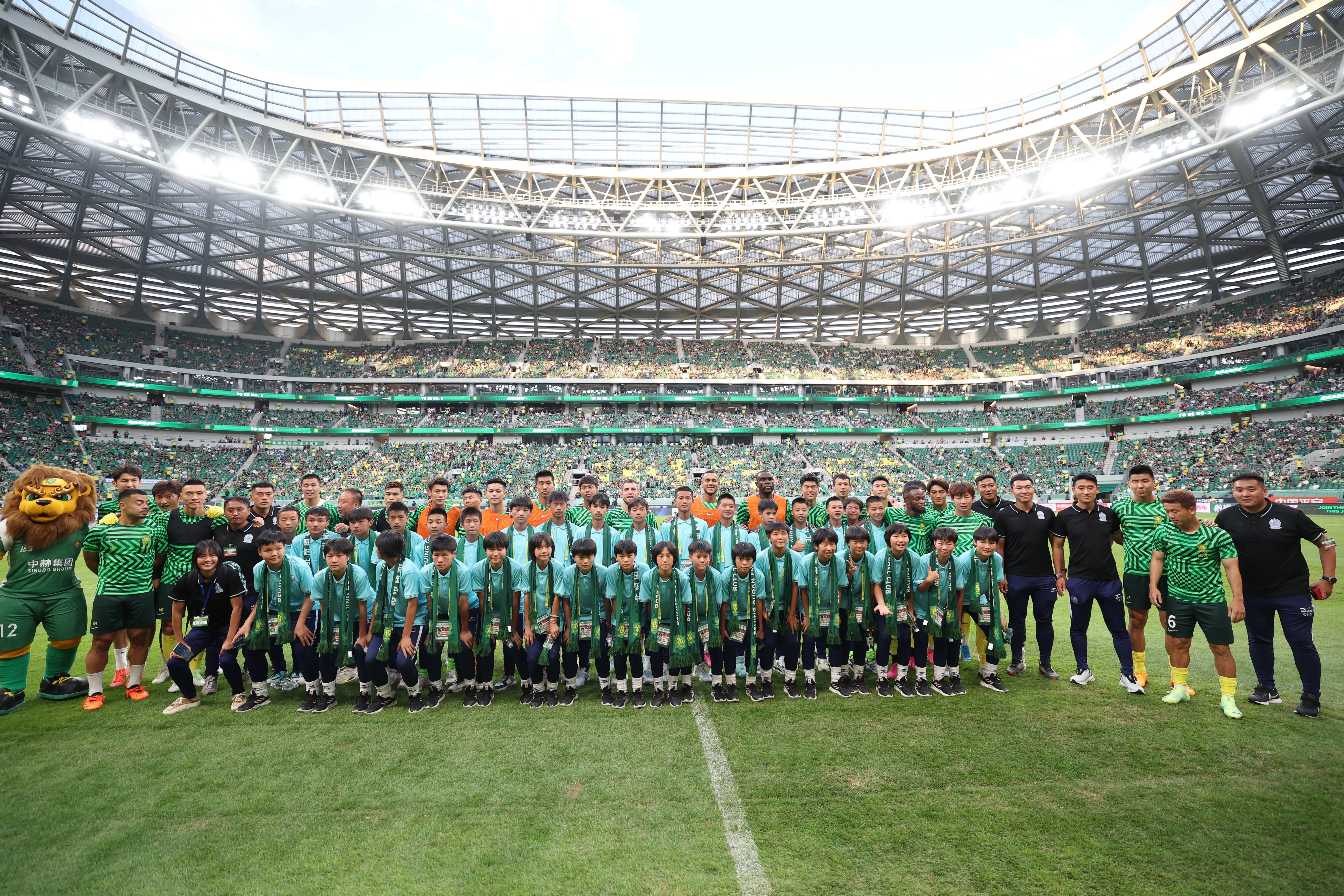 7月8日,贵州省黔西南州青少年足球队与北京国安足球俱乐部球员合照