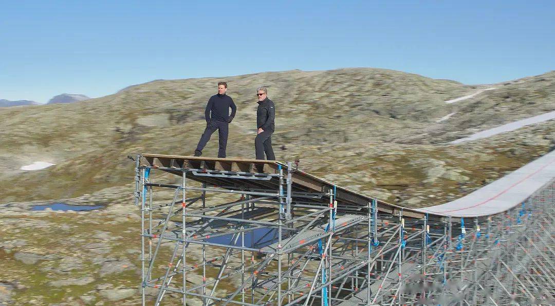 真的是困难重重,因为演员有缺氧和患减压症(俗称潜水员病或沉箱病