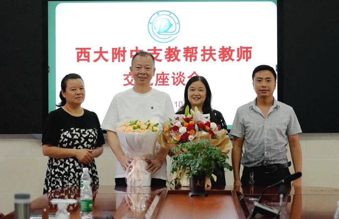 中秋节到了,道真中学校长韩锋邀请他们夫妻二人到家中过节,这让他们