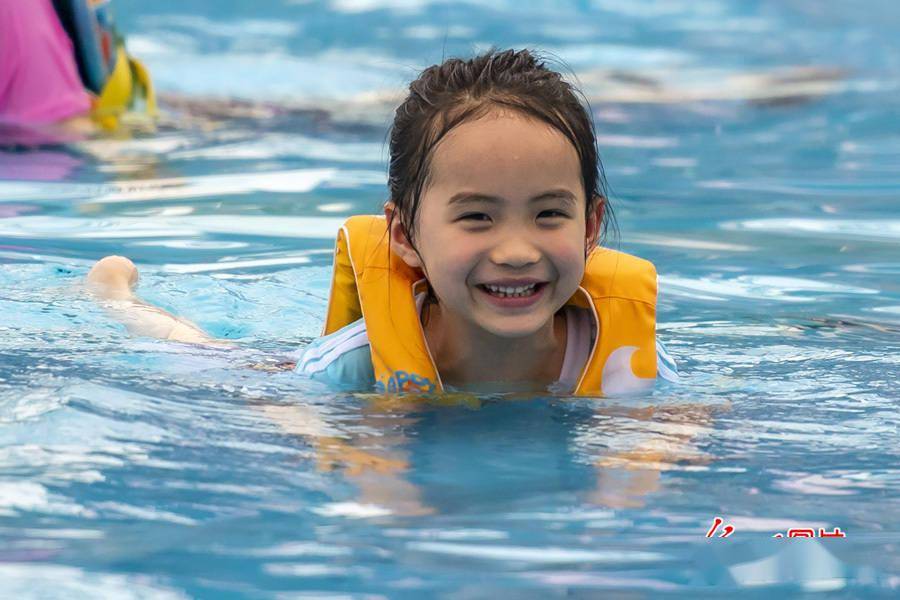 2023年7月11日,一名小女孩在安徽芜湖方特水上乐园夜场戏水游玩.
