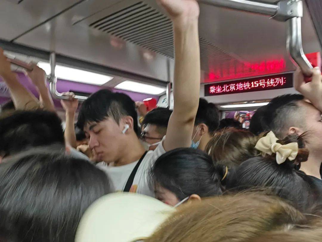 爆满声音等多趟才能上车车厢内部也很拥挤"我早上8点多从南法信站上车