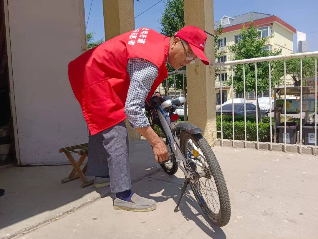 每天都会准时来到本社区的"学雷锋志愿服务岗",义务为居民修理自行车