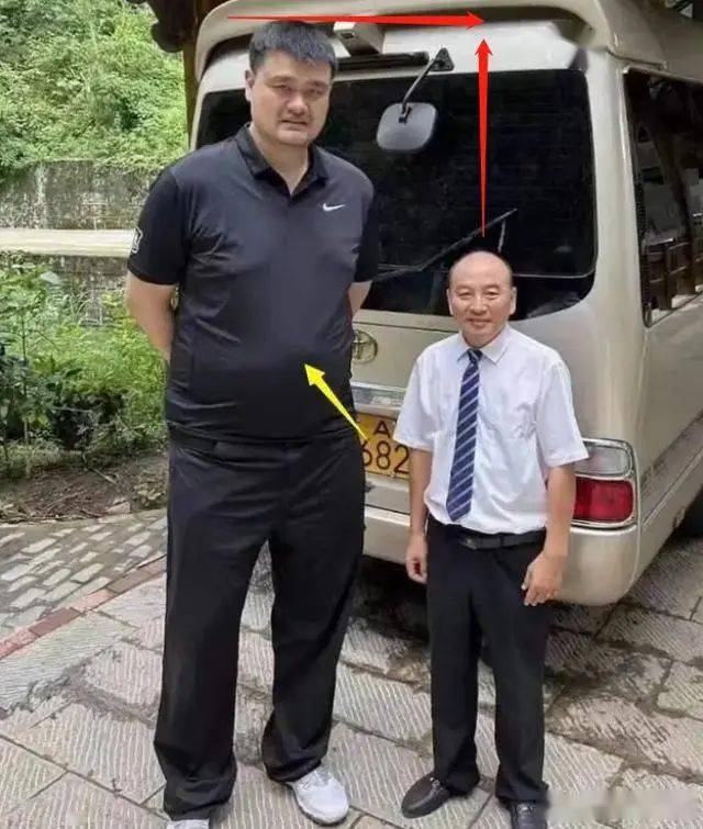 有一名网友在云南西双版纳旅游时,意外地遇到了姚明,并拍摄了两人在一