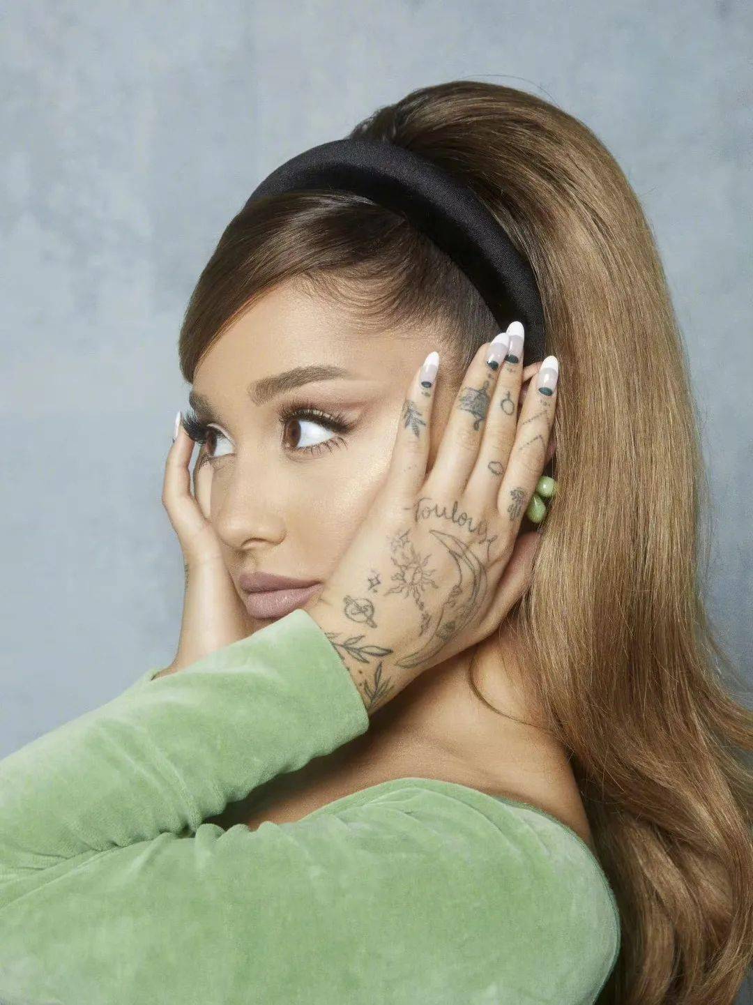 ariana grande也是铁打的斜刘海大军成员,她的斜刘海造型就跟她的嗓音
