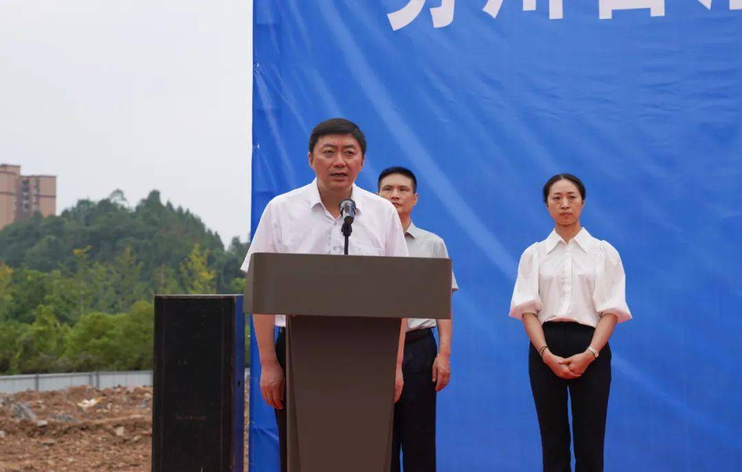 仪式由县委常委,常务副县长杨再兵主持.