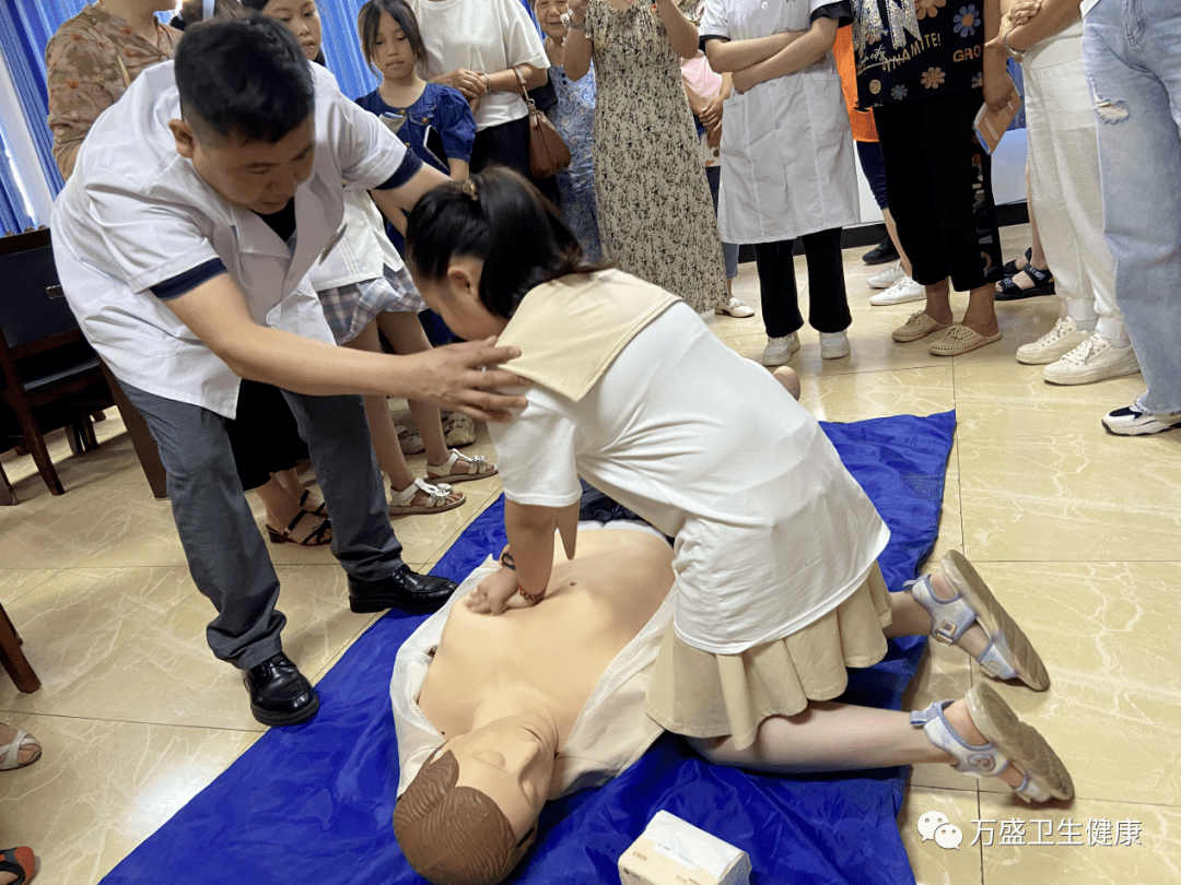 明升体育快乐暑假 健康度夏——夏季卫生应急知识及暑期青少年儿童健康教育走进支路社区(图1)