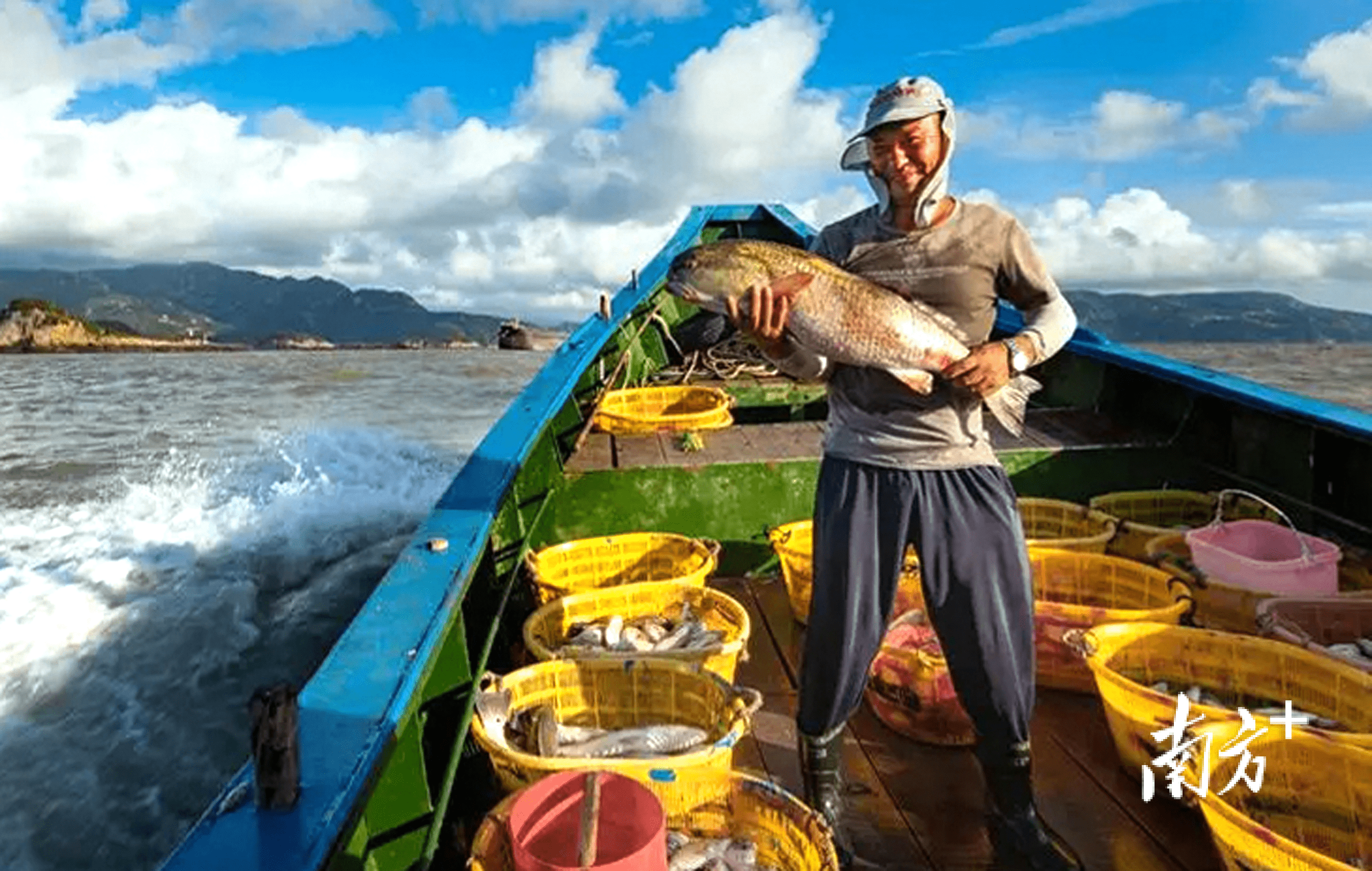 开渔对渔民来说,意味着丰收,满怀喜悦与期待