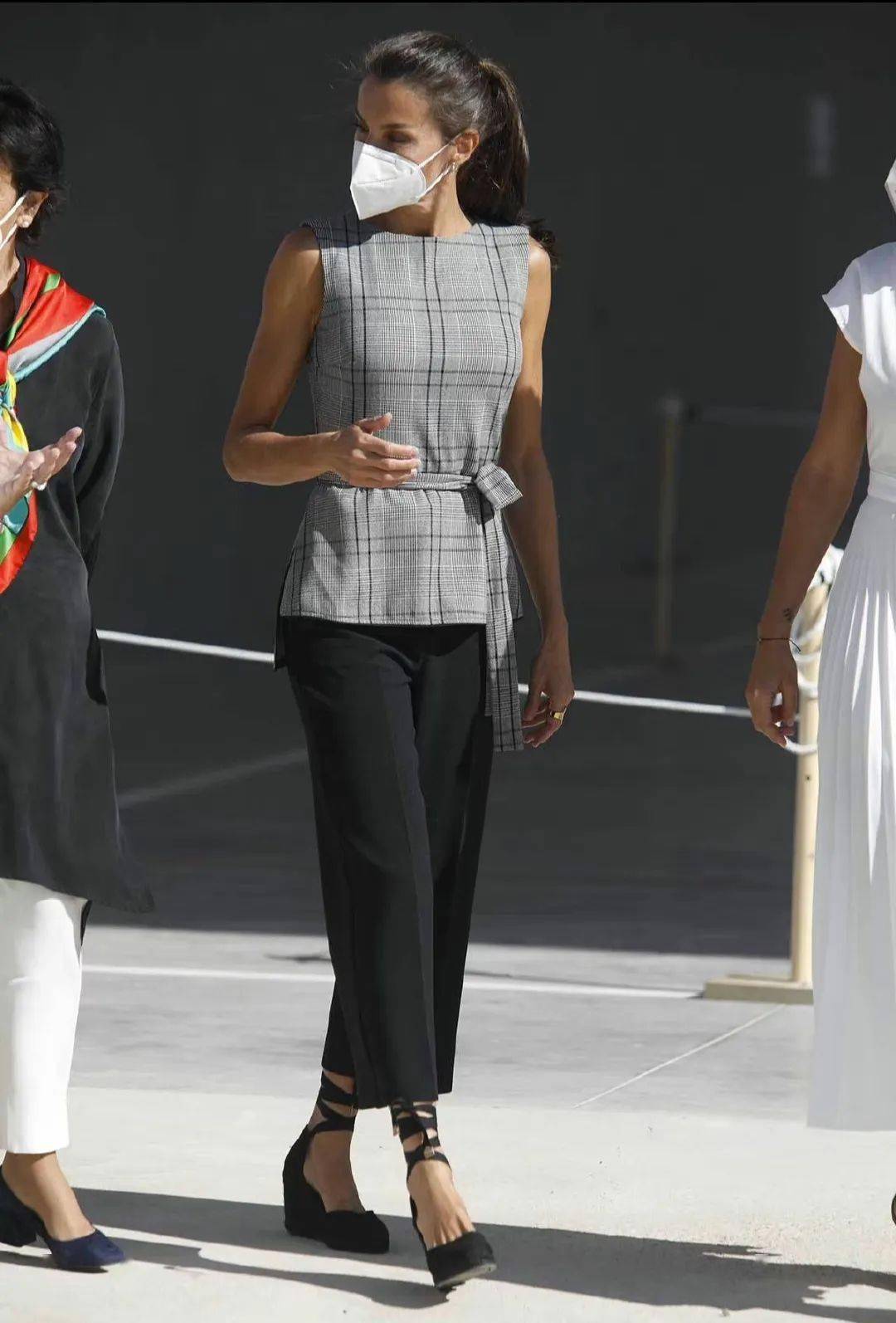 西班牙王后太爱坡跟鞋了,不累脚又好看!_莱蒂齐亚_鞋子_因为