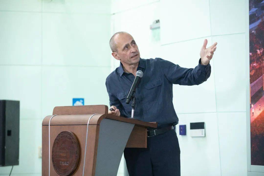 清华大学建筑设计研究院有限公司副院长,副总建筑师任飞以《屋顶下的