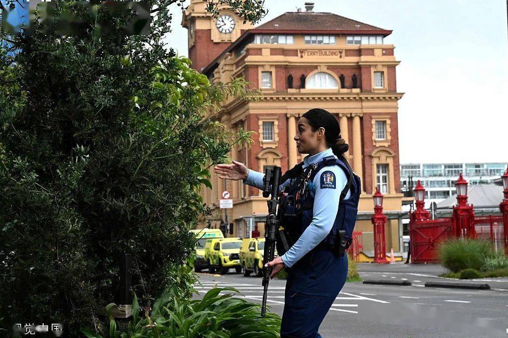 7月20日,新西兰,一名警察在奥克兰市中心枪击案现场附近向人们下达