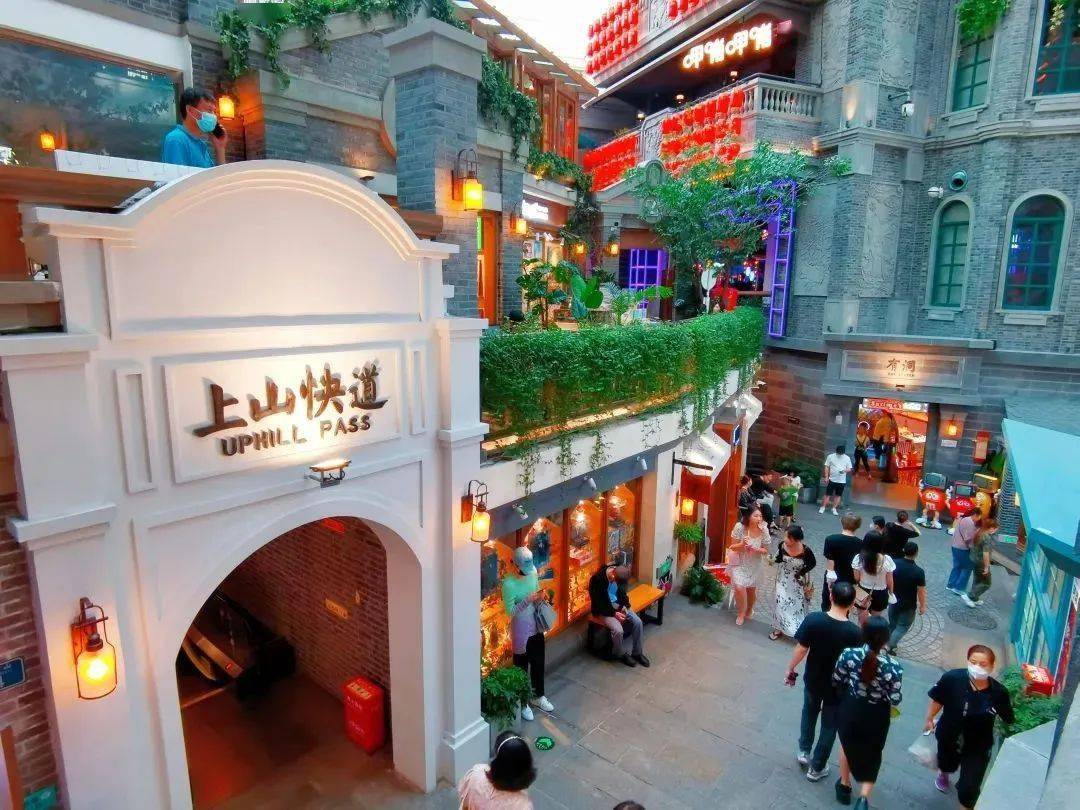 摩天活力城摩天活力城屋顶摩天轮是美不胜收的"长春眼",可以俯瞰整座