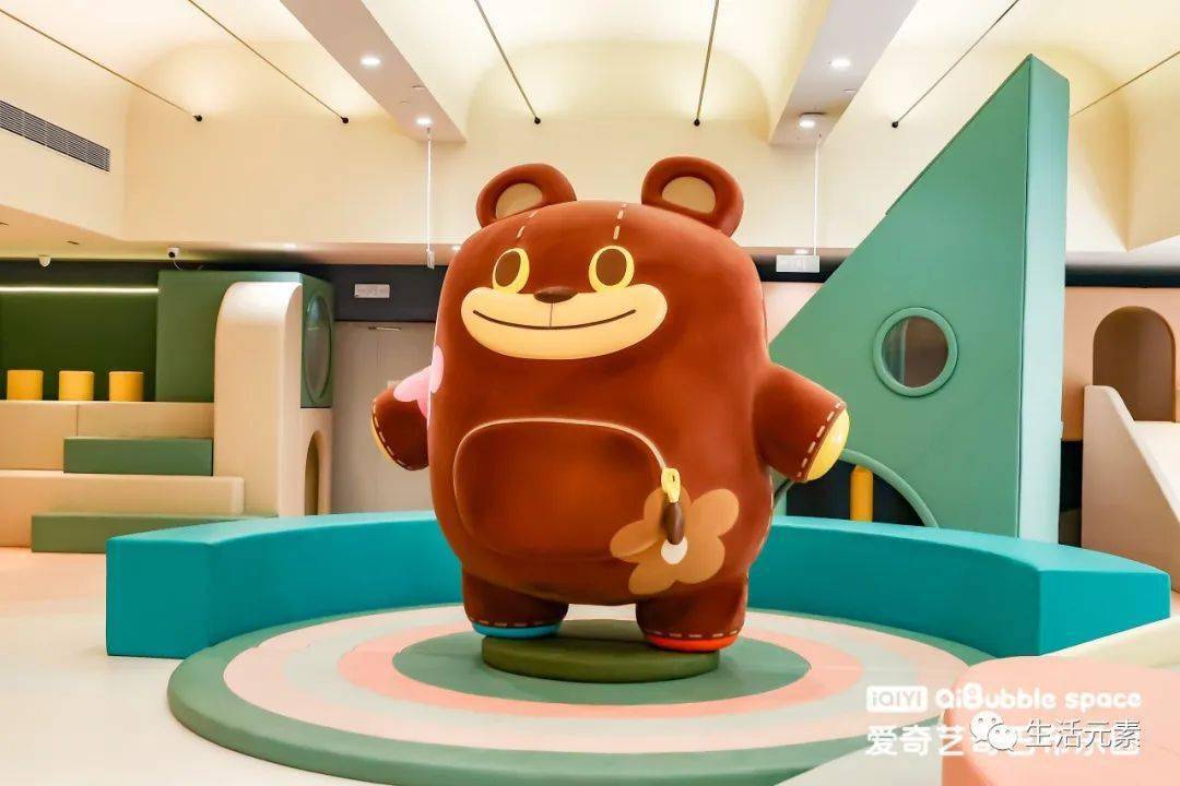 小朋友们可畅游《嘟当曼》主题空间,在有章鱼噜噜的海洋球池中,与被施