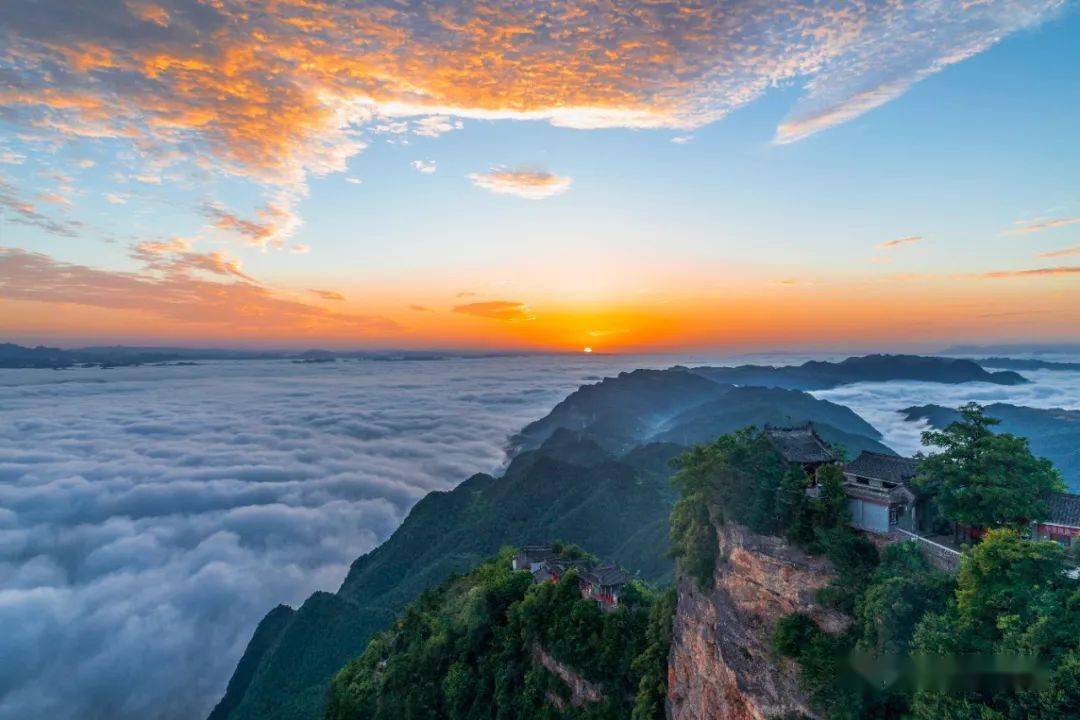 石,松高低错落,峻峭秀拔以峰称奇,以林见秀鸡峰山以峰美,水秀,洞奇而