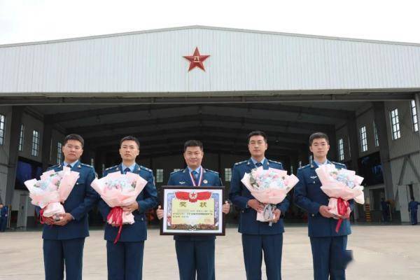 战士邱龙作为参赛新人在飞机结构修理方面的动手能力