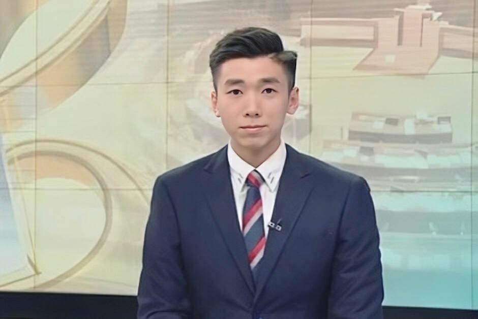 香港知名男主播,有线电视台主持人陈书君,因斯文,清秀的外表,以及较强