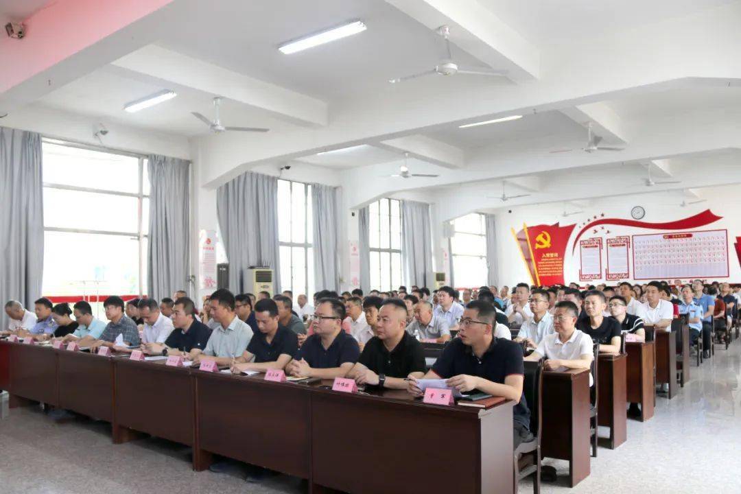 四级调研员陈子勇主持会议,宣布黄东良同志任中共南安市霞美镇委员会