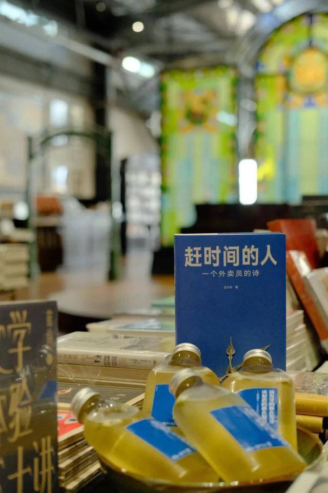 废报纸上的诗句记录匆匆忙忙的赶时间的他们该发芽的继续发芽,该盛放