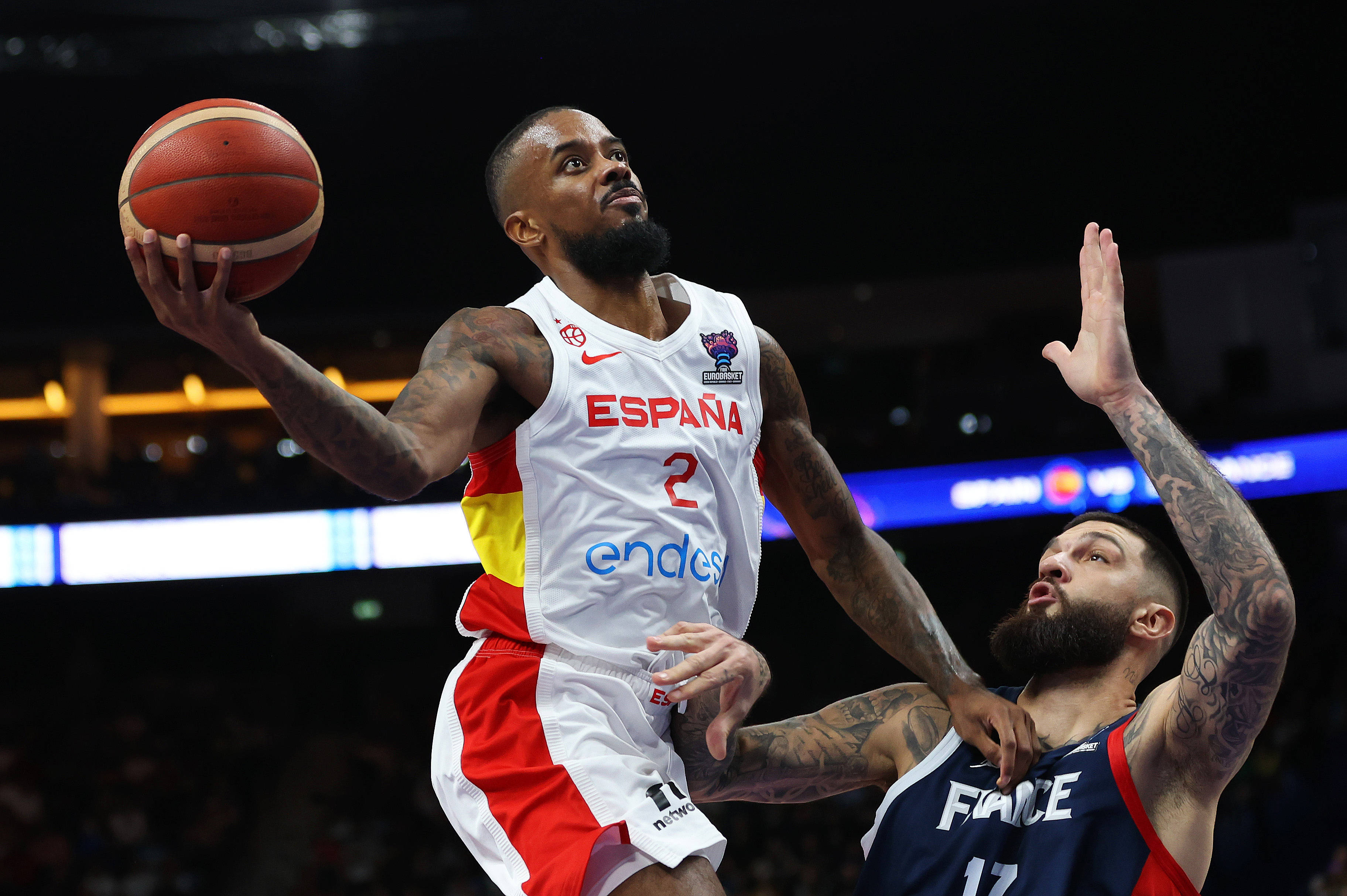 西班牙队入籍球员洛伦佐·布朗(左)帮助球队击败法国,夺得男篮欧洲杯