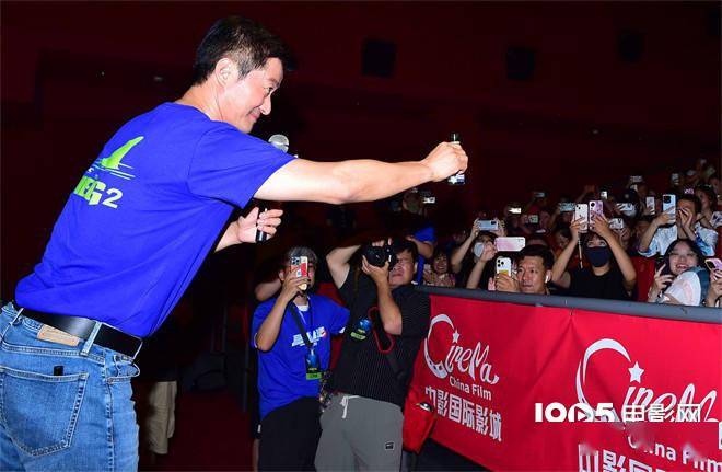吴京沈阳宣传《巨齿鲨2》 与影迷对干二锅头_怪兽_深渊_中国
