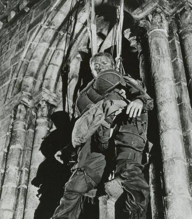 二战最幸运伞兵:无路可逃,被挂在教堂上靠装死绝处逢生_约翰·斯蒂尔