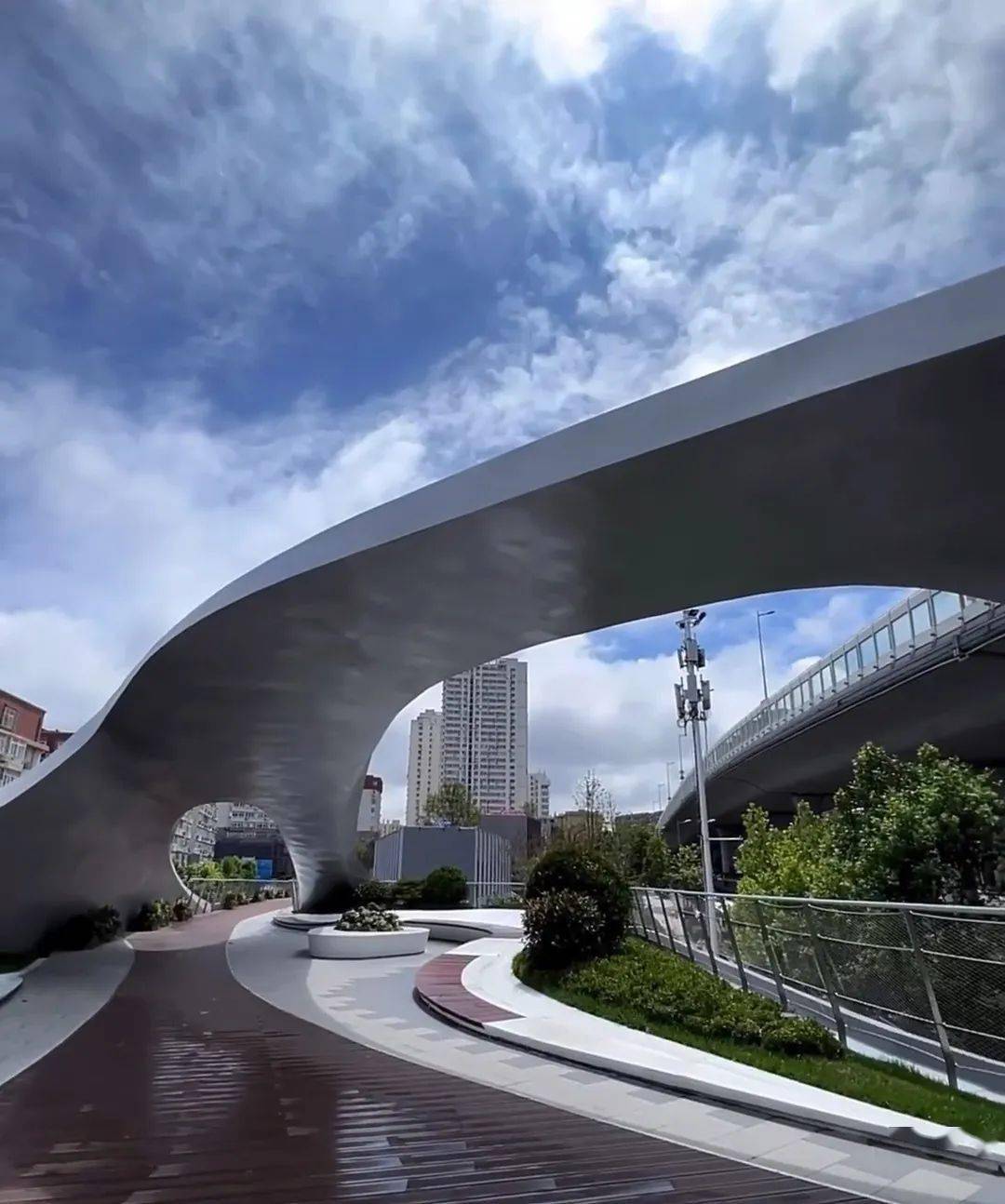 浮岛公园是集"交通 景观 体验"于一体的"空中花园",将大鲍岛文化休闲