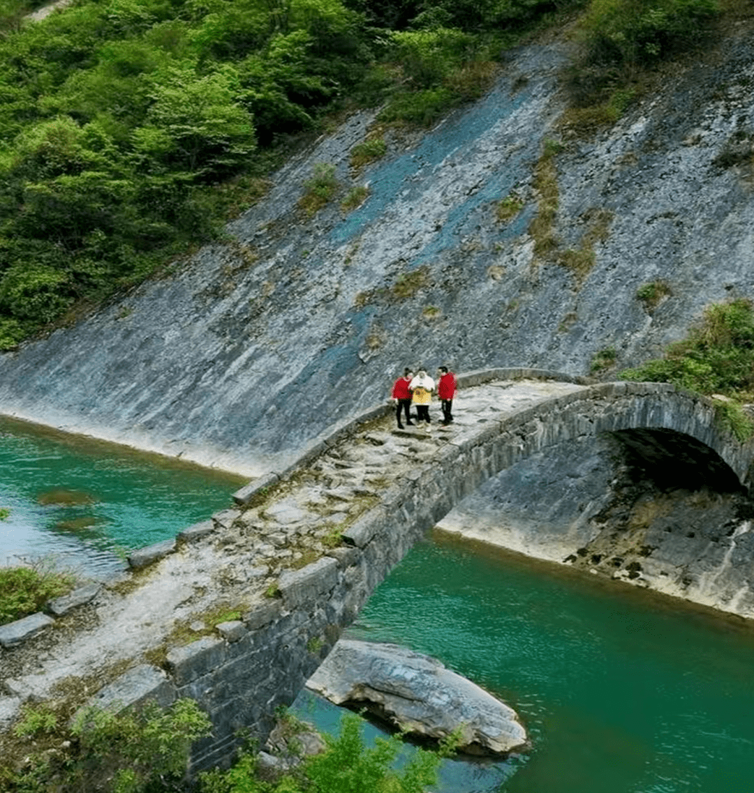 平均海拔1300米,依托于国家4a级景区——恩施鹿院坪景区,周边民宿及