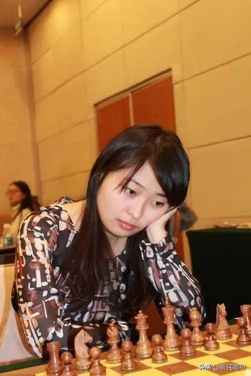 那时,居建华夫妇觉得,既然女儿爱下棋,就当是一个业余爱好吧.