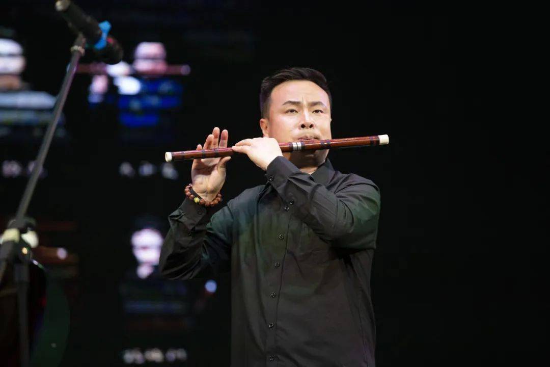 难度的演奏手法与走心的情感表达使听众仿佛穿梭于蒙古族游牧民族之中