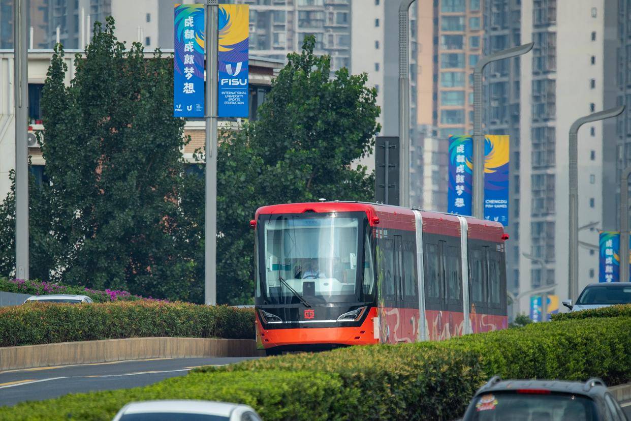 "智轨列车"载客试运行 助力成都大运会_中新社_高清_图片