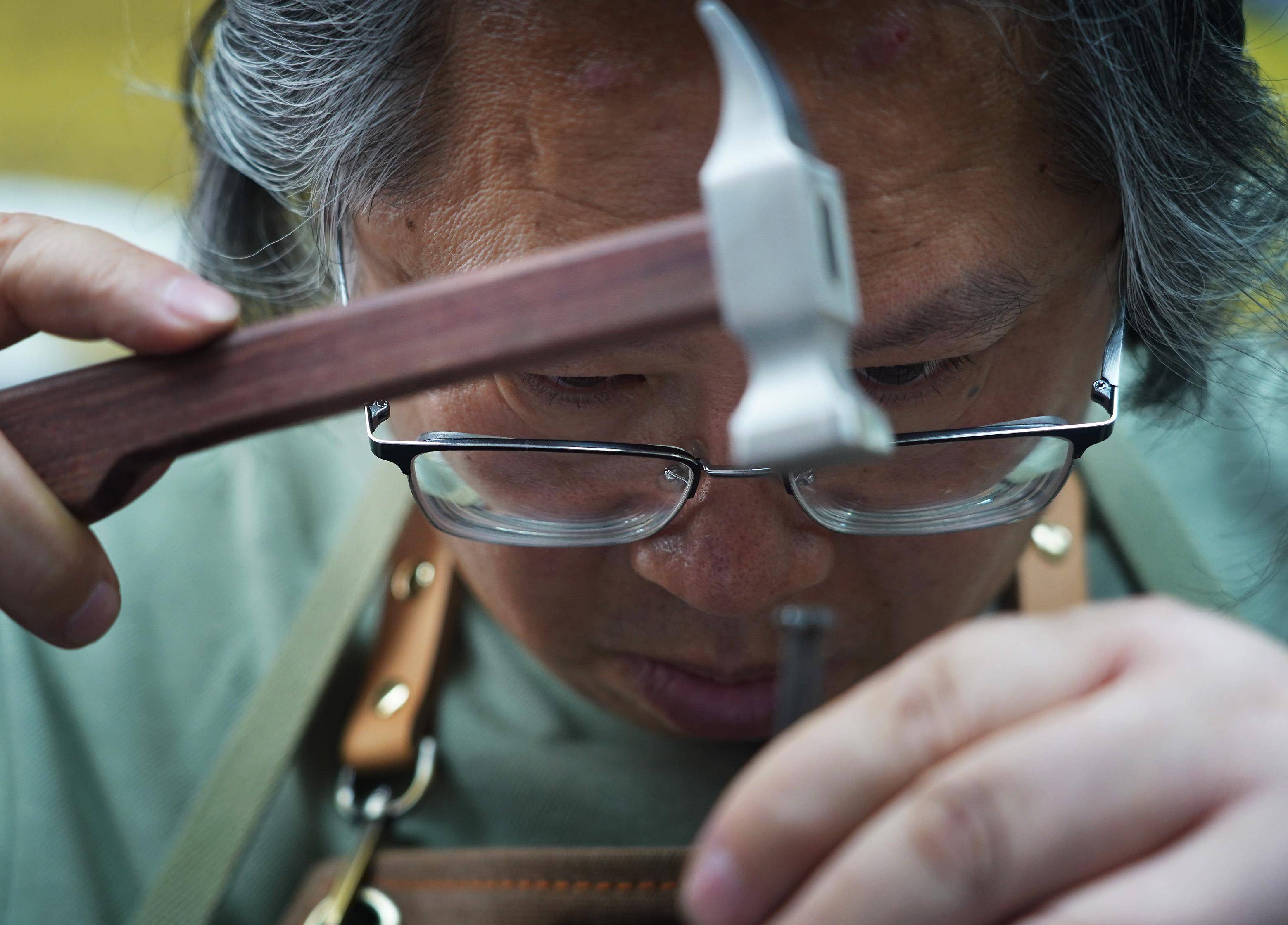 (图片故事)錾铜雕刻 运錾作笔镌画人生_黄俊军_新华社_万象