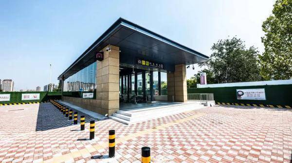 屿东城站位于河东区卫国道,贺兰路,沙柳北路交口,是地铁2号线和10号线