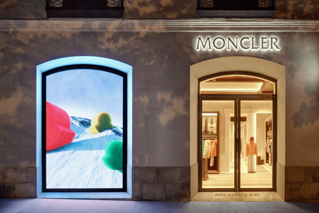 Moncler集团上半年销售额突破10亿欧元大关，Stone Island 品牌迎来新任CEO_同比增长