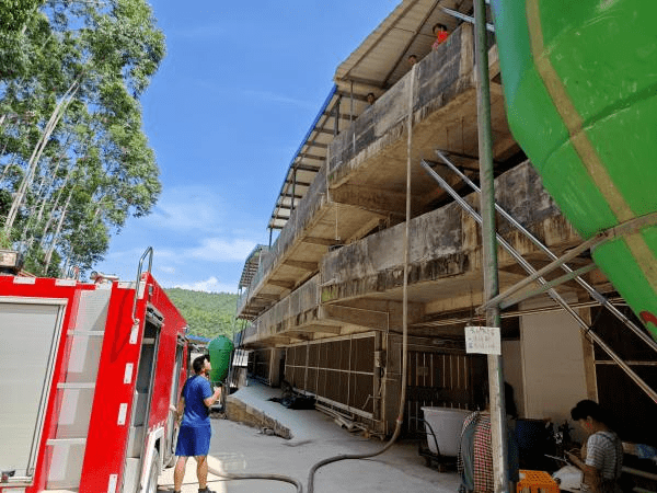 养鸡场40万只鸡用水告急 兴业消防及时送水10吨化解危"鸡"_龙安镇