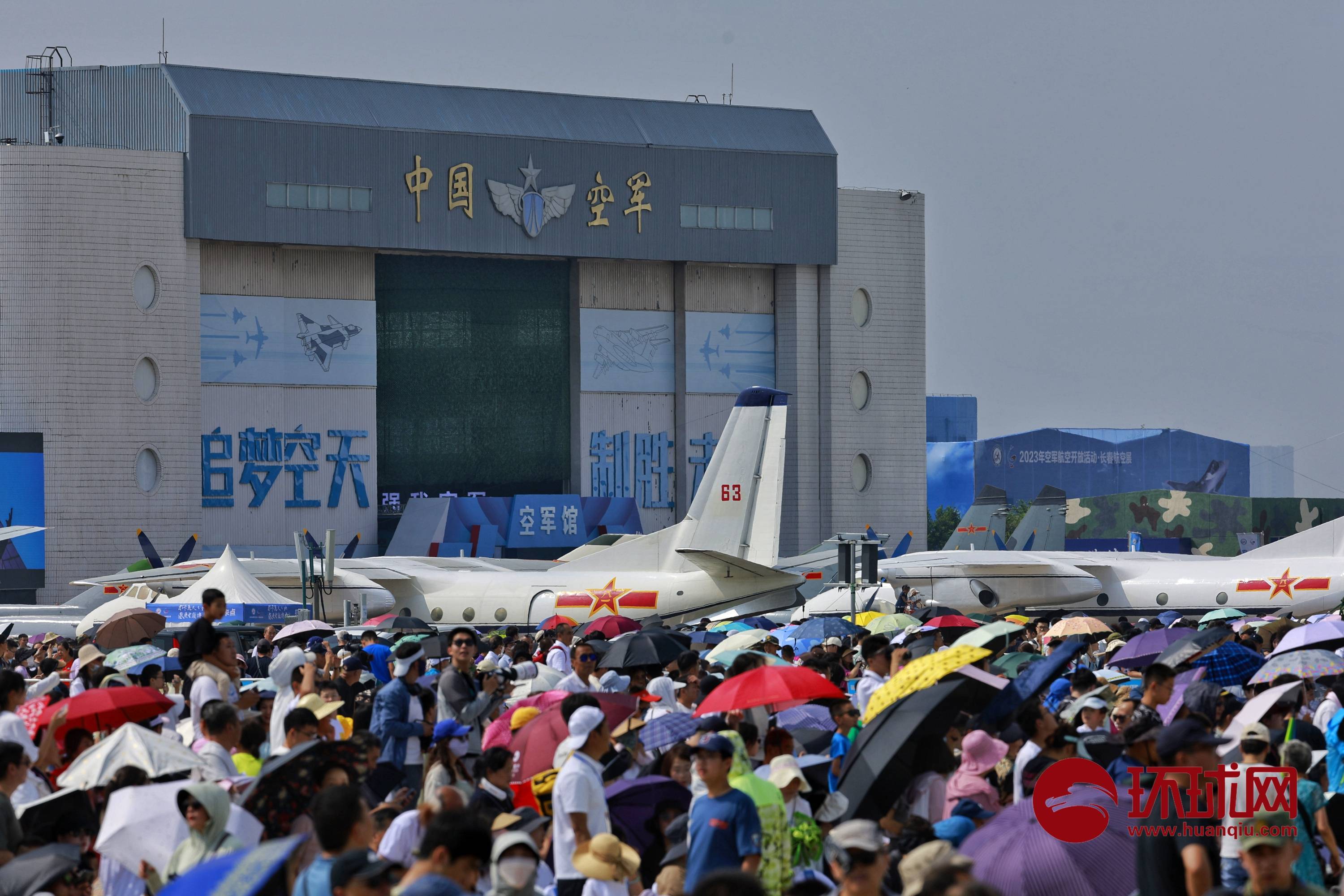 2023长春航空展第二天，观众与出展装备实机、模型等互动