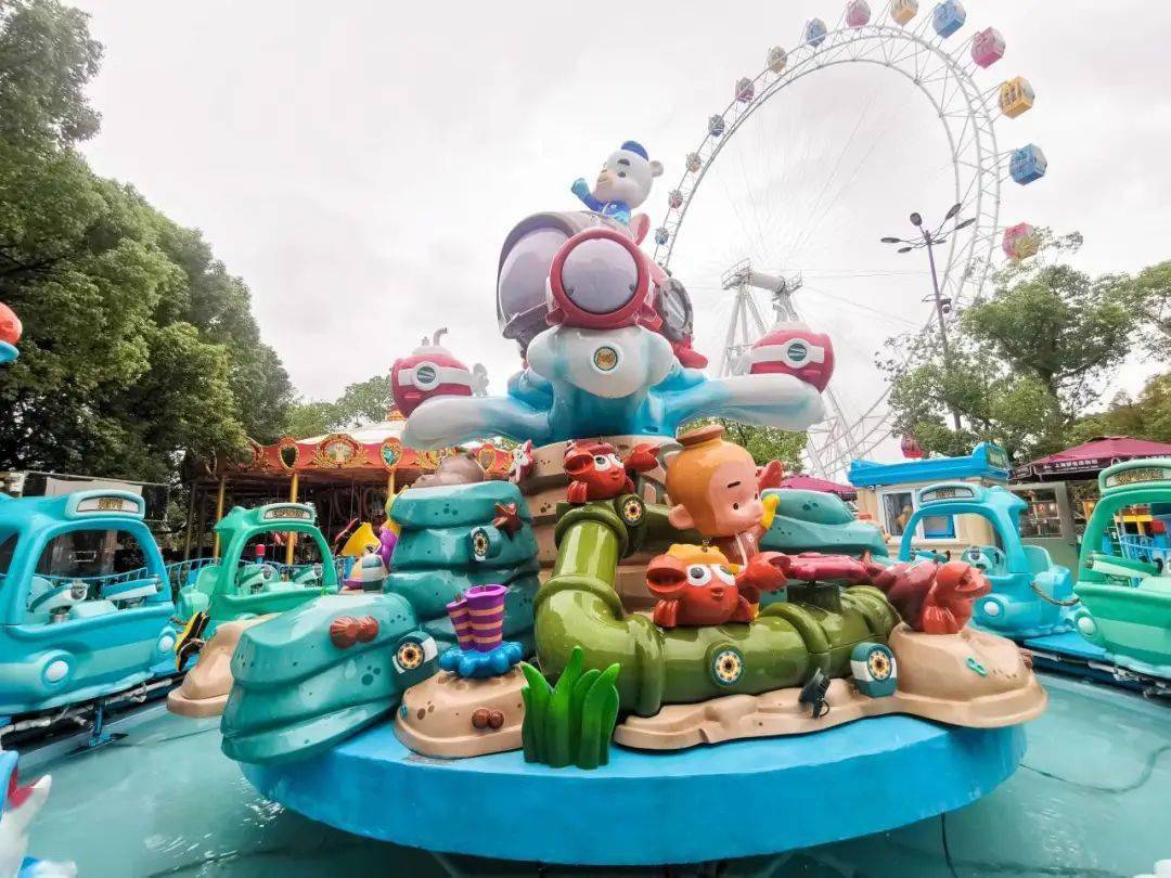 "呼叫,呼叫!这里需要救援."快去乘坐飞船用水炮射击岛上的靶标吧!