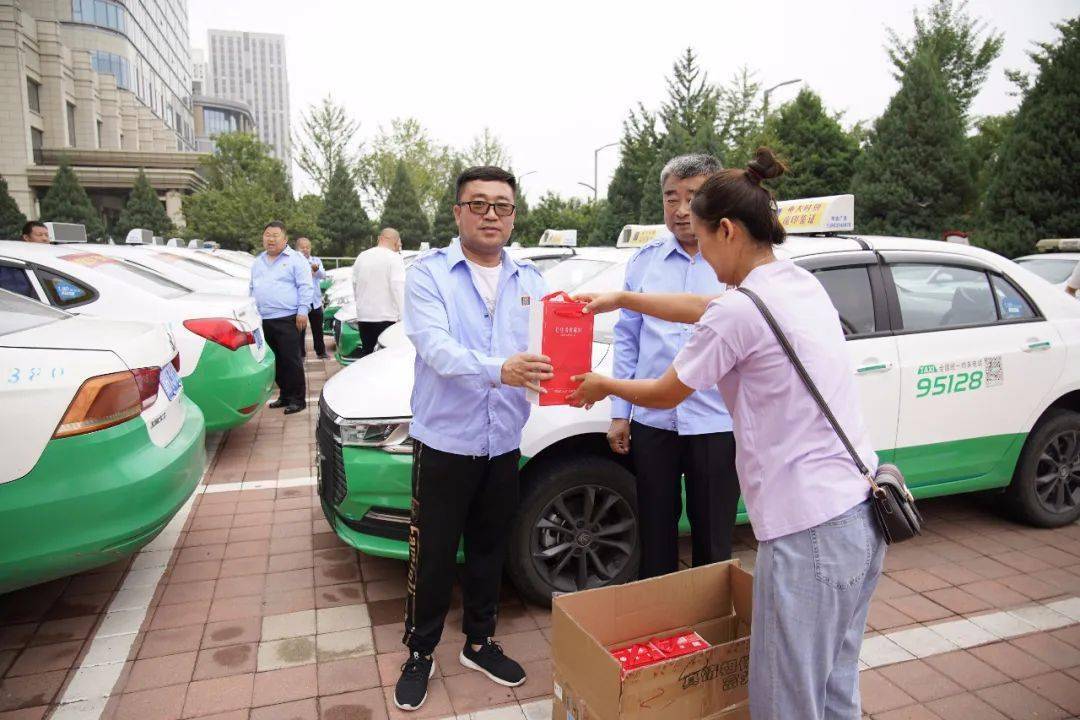 擦亮文明窗口 创建文明城市——承德市出租车行业文明优质服务授星