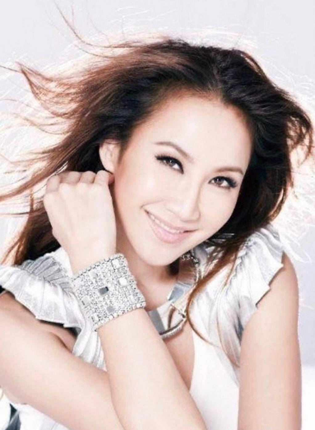 李玟遗照曝光,歌迷:她笑得像个天使_照片_姐姐_蒋庆