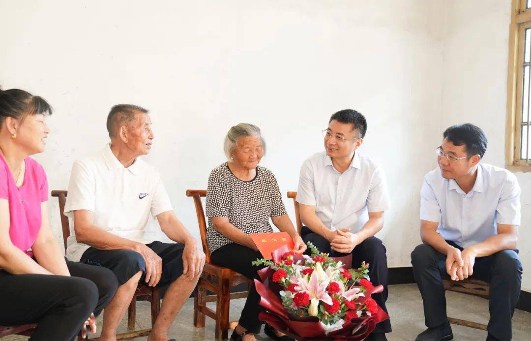 "八一"建军节即将来临之际,7月28日,市委副书记,市长徐鸿来到新余军