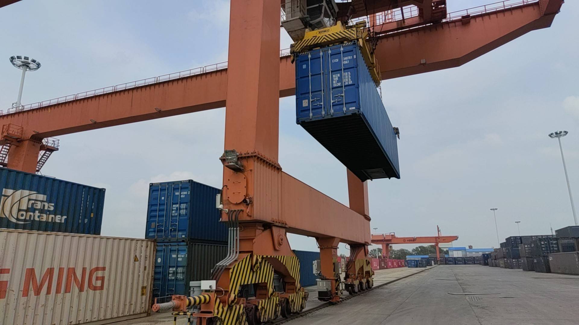 龙门吊司机:在高空俯瞰"铁路运输"_聂国强_集装箱_哈尔滨