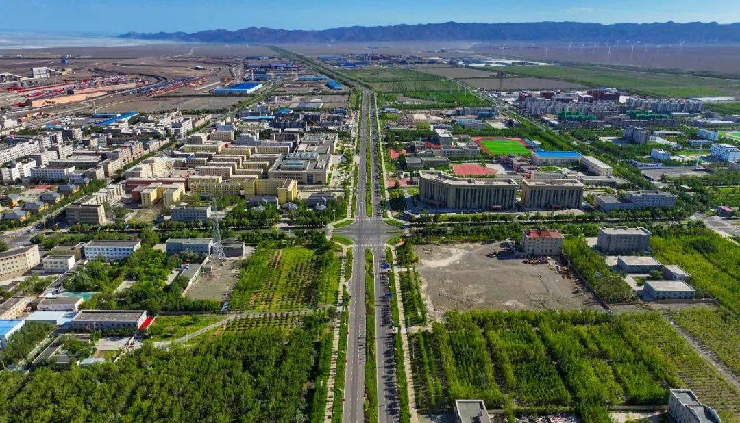 阿拉山口市综合保税区东侧500米左右八字湖位于有一处美丽的湖泊