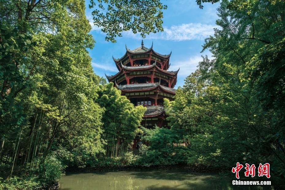 杜甫草堂內有工部祠,浣花祠,少陵草堂碑亭等建築,一磚一瓦都在向世人