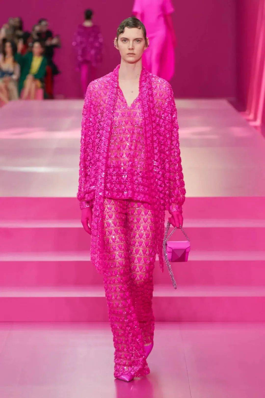 芭比粉火了,穿一身粉色,太靓了!_时装秀_全身_套装