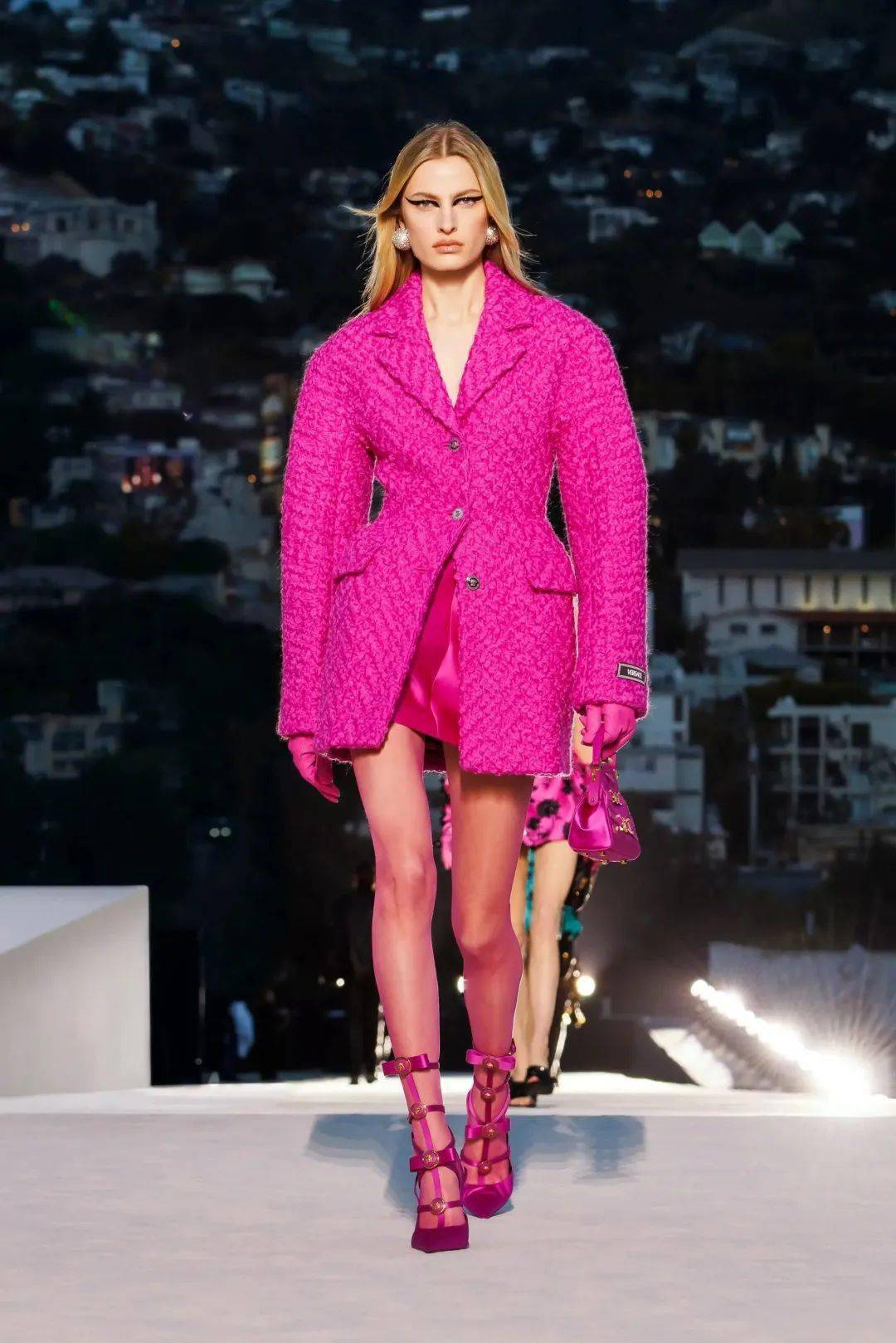 芭比粉火了,穿一身粉色,太靓了!_时装秀_全身_套装