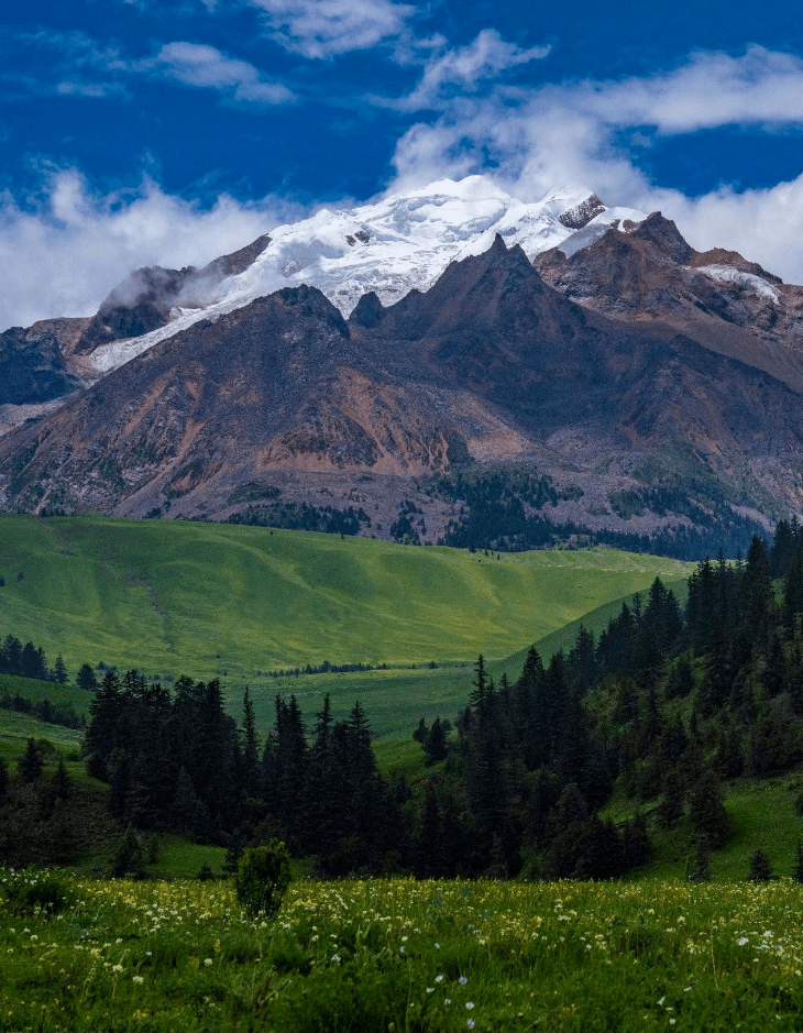 也是横断山中最宽的一条山脉,其中有诸多如雷贯耳的景观,如亚丁雪山