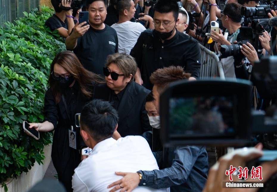 歌手李玟追思会在香港举行_中新社_侯宇_韩红