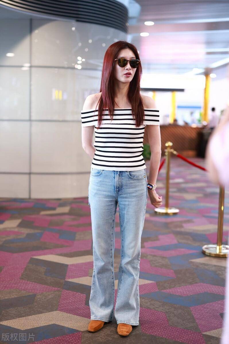 江疏影低调走机场,穿一字肩条纹衫搭牛仔裤,肩宽脸圆好真实_上衣_款式